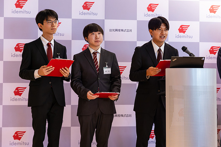 idemitsuカラーのネクタイとバインダーでチーム力をアピール