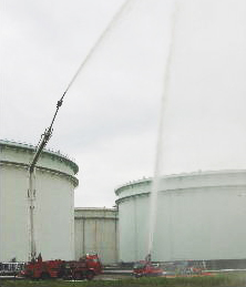 Large chemical aerial water cannon (left) and ordinary foam water cannon (right)