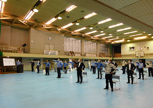 Pointing and chanting by all participants