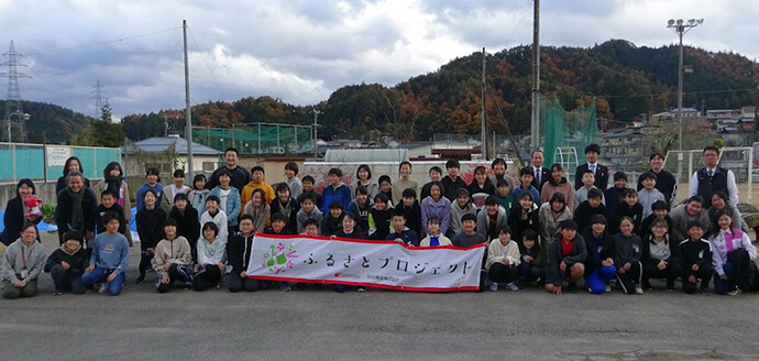 Commemorative photo in front of the cherry blossom tree