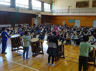 Children playing Japanese drums 1