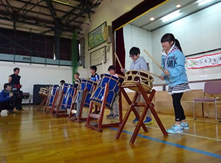 Children playing Japanese drums 2