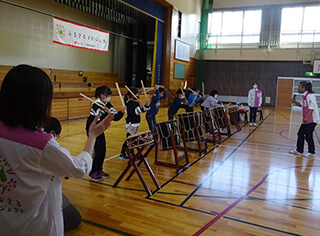 Children playing Japanese drums 3