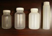 各種サンプル容器（左から350CC、500CC、500CC、ILAS）