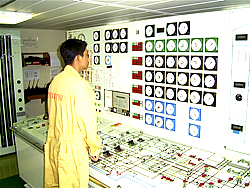 バラスト排出のためにバラストポンプを操作する当直航海士（荷役制御室）