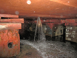 バラストタンク残水の水抜き作業