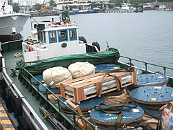 本船へ積み込まれる船用品を満載した積み込みボート