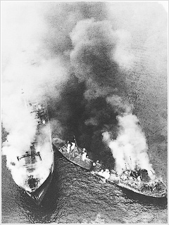 ノルウェーのタンカー・ブロビグ号と衝突し炎上する第一宗像丸（右）
