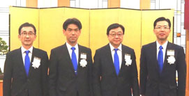 青色発光材料にちなんだブルーのネクタイで左から
受賞者の松浦正英、舟橋正和、当社代表取締役社長 木藤俊一、福岡賢一