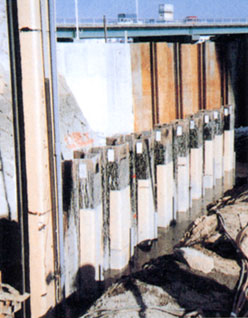 広島　大田川護岸工事　SLシート貼付鋼矢板の打設