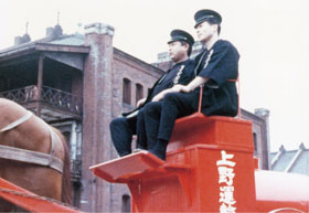 石油配送の馬車は「赤馬車」と呼ばれ親しまれた。ユニフォームはハッピ。上野運輸商会