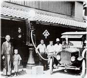 特約店の店頭には計量機が設置され、ガソリンスタンドが誕生した
