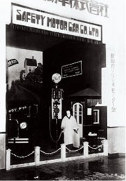 自動車ディーラー店頭のスタンド