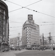1956年大阪阪急ビルに設置されたネオンサイン。