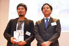グランプリ受賞の野原さんへ中村広報部長よりトロフィーの授与
