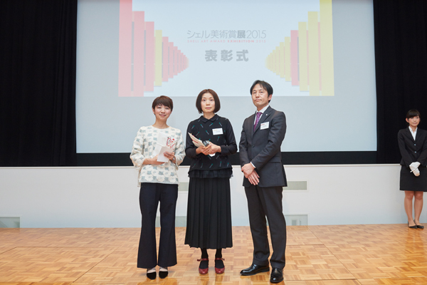準グランプリ受賞の石井さん、矢島さんと中村広報部長