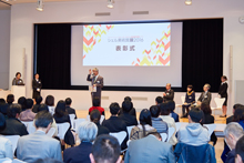 表彰式の様子 (本江審査員長の講評)