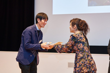 60周年特別賞受賞の鈴木さんへ 曽谷審査員からトロフィーの授与