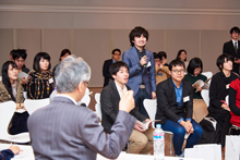 質疑に笑顔で答える受賞者