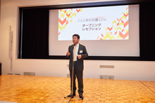 乾杯挨拶をする新留常務執行役員