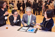 歓談する作家と本江審査員長
