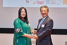 グランプリ受賞の町田さんへ亀岡GCEOよりトロフィーの授与