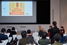 スクリーンに作品を投影