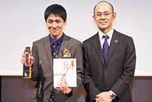 グランプリ受賞の町田さんへ坂田常務執行役員よりトロフィーの授与