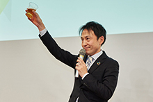 乾杯挨拶をする中村広報部長
