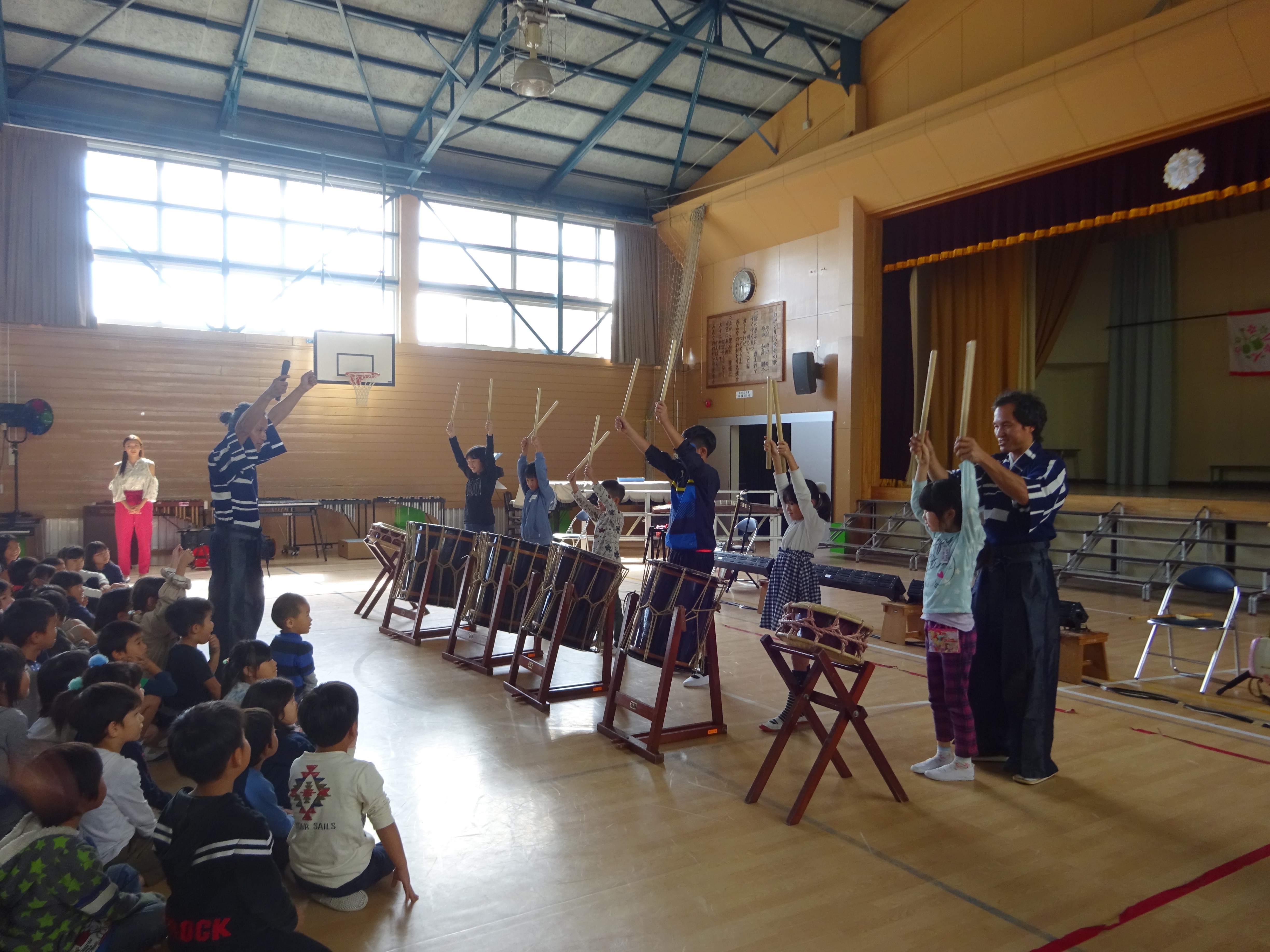 希望者による和太鼓演奏体験