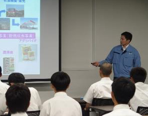 管理課　江森社員の先端技術説明