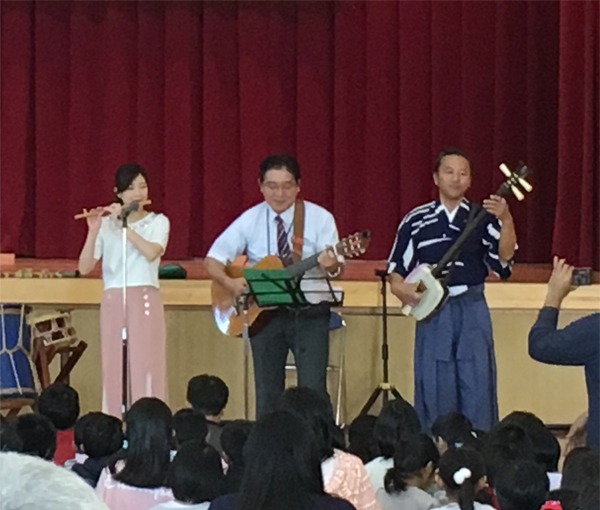 和楽器奏者とギターでコラボ演奏する佐次田 誠 校長先生