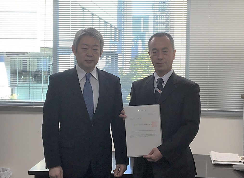 スーパー認定 認定書授与式 左から経済産業省産業保安グループ高圧ガス保安室長 伊藤様、千葉事業所 荒木所長