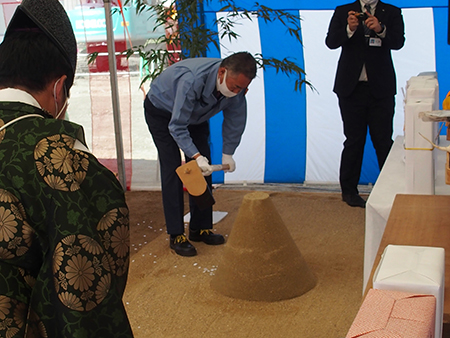 鍬入れする山本所長