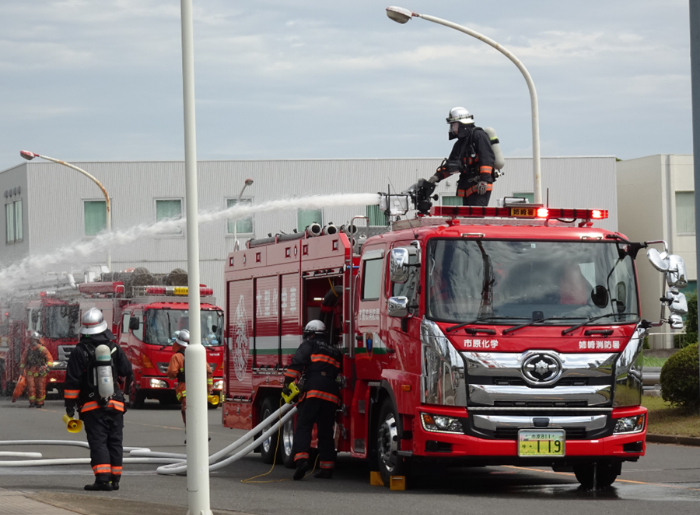 姉崎消防署の最新鋭消防車による消火活動