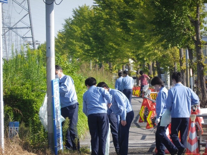 一斉清掃では可燃物、不燃物に分別して回収
