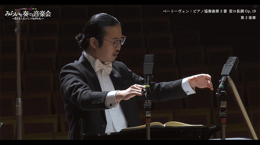 ピアノを弾きながら指揮もした反田恭平さん　
