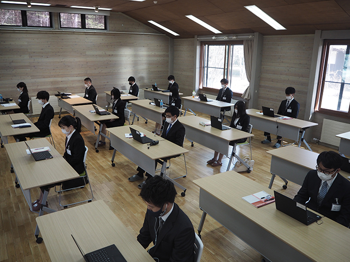 オンラインで入社式に臨む新入社員