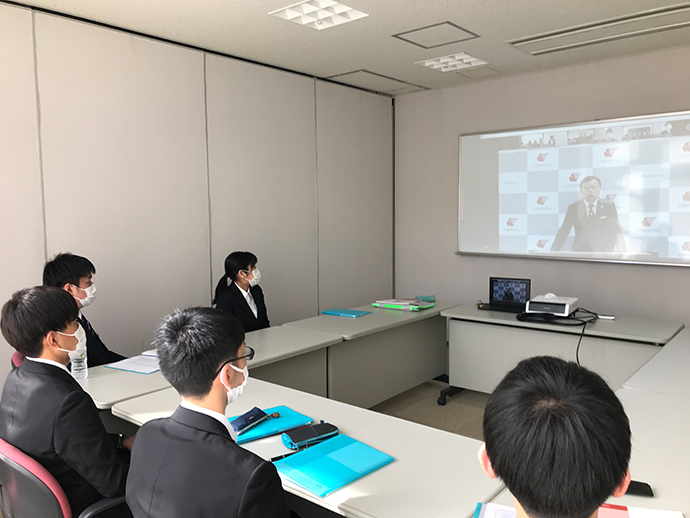 オンラインで入社式に臨む新入社員