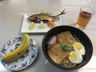 食事は比人司厨長が日本食を提供してくれます。日本での食事と遜色ない味でとても美味しく、船内生活での楽しみの一つとなっています。