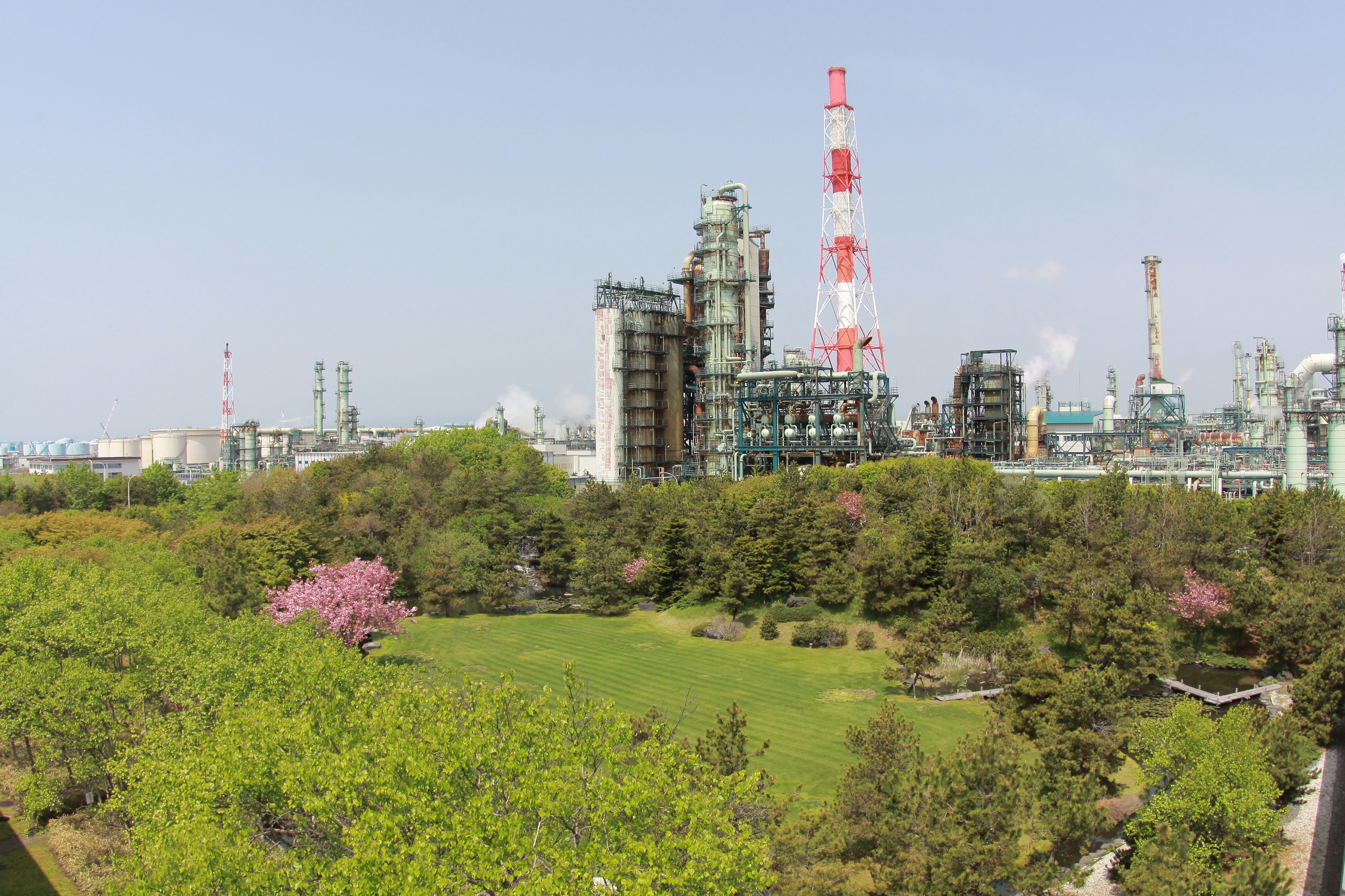 豊かな緑とともに安全操業・安定供給に取り組む北海道製油所