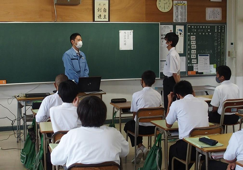 生徒代表から謝辞を受ける内山さん
