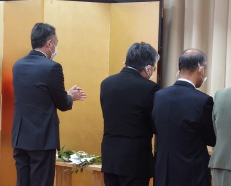 玉串を奉奠される山本所長(左)