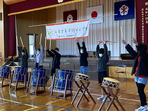 和太鼓の演奏体験の様子