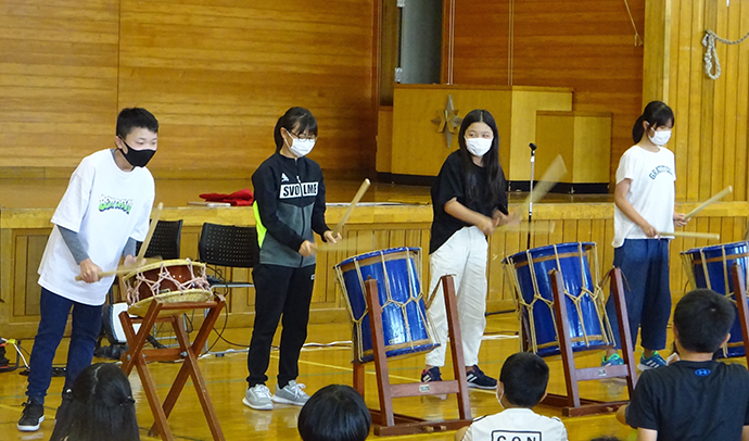 和太鼓の演奏体験の様子