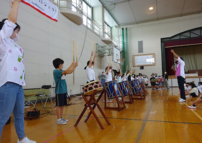 和太鼓の演奏体験の様子