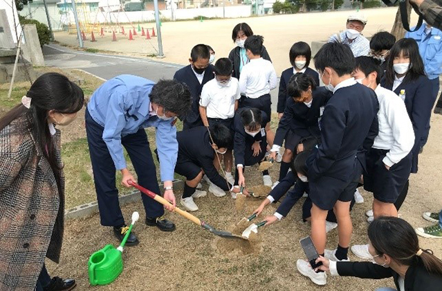 「大きくなあれ、桜の木」の掛け声と共に子供たちと一緒に三品所長も植樹