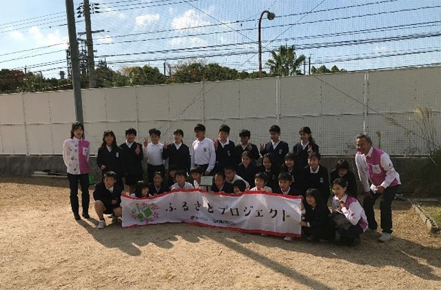 植樹を無事終了し、5年生とアーティストが記念撮影