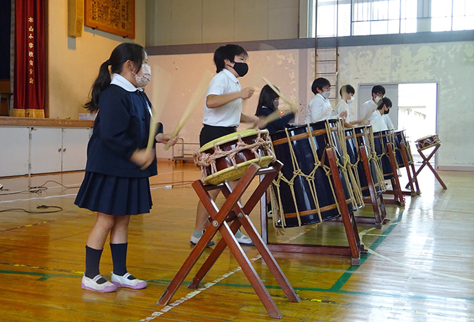 和太鼓の演奏体験の様子