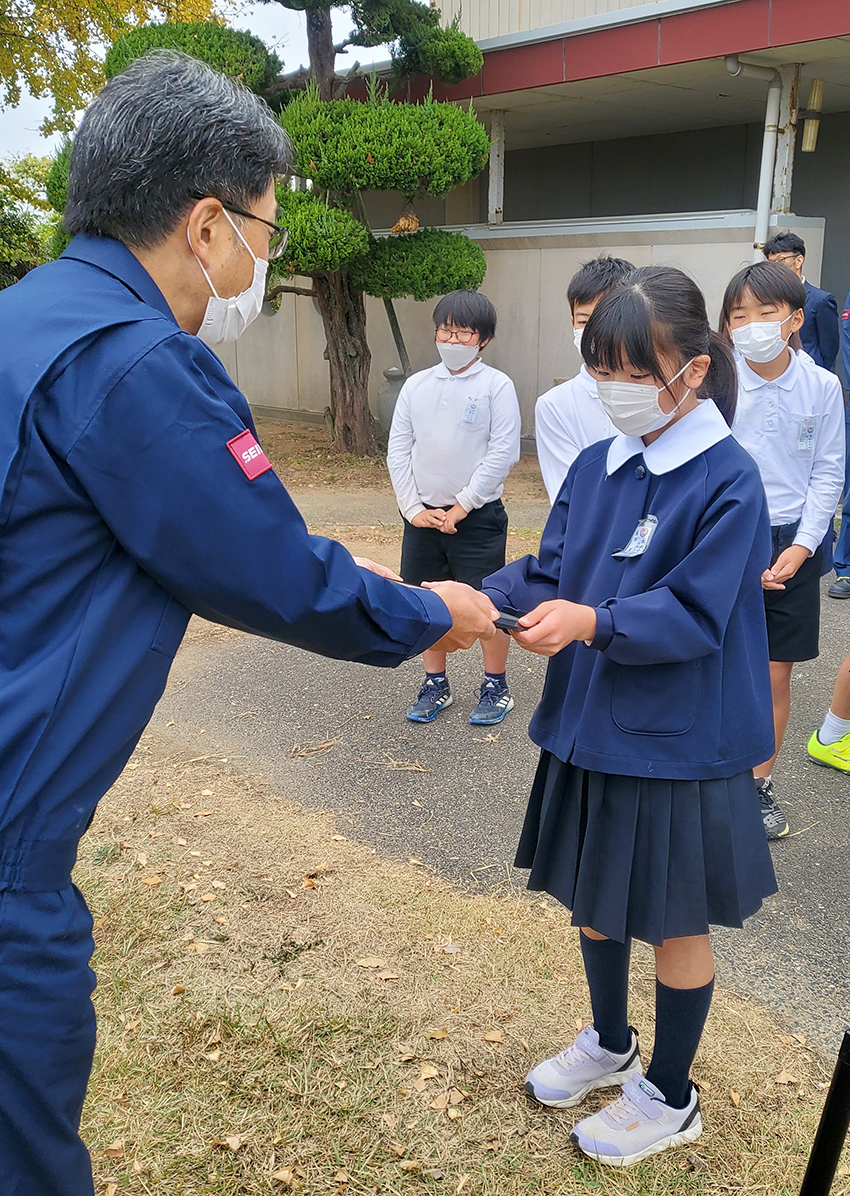 植樹の記念プレートを授与